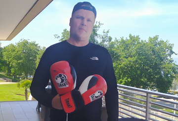 Klitschkos Boxhandschuhe mit unserem Bieter in Kroatien! Klitschkos Boxhandschuhe mit unserem Bieter in Kroatien!