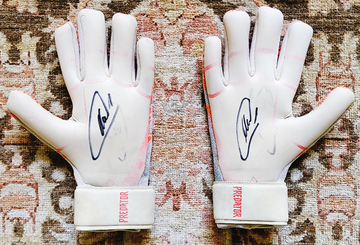 Manuel Neuers Handschuhe gehen in die USA Manuel Neuers Handschuhe gehen in die USA