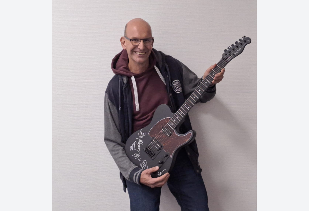 Metal-Fan freut sich über ersteigerte E-Gitarre Metal-Fan freut sich über ersteigerte E-Gitarre