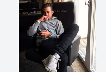 Justin in Til Schweigers Kinosessel