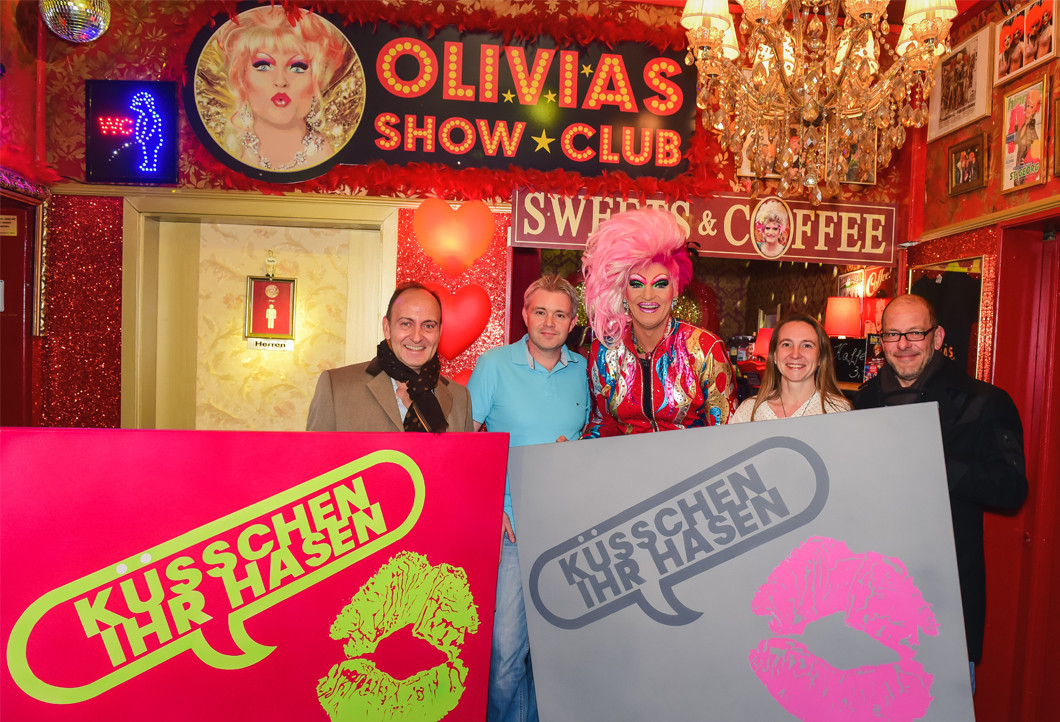 Olivia Jones selbst war bei der Übergabe des Bildes dabei Olivia Jones selbst war bei der Übergabe des Bildes dabei