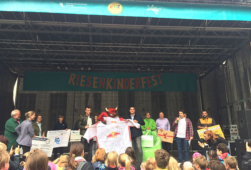 Matthias bei der Übergabe des RB Leipzig-Riesentrikots