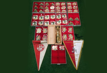 Rund 50 1. FC Köln-Spieltagsorden ersteigert     Rund 50 1. FC Köln-Spieltagsorden ersteigert