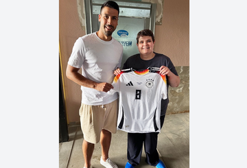 Sami Khedira übergibt Kroos-Trikot an unsere Bieterin! Sami Khedira übergibt Kroos-Trikot an unsere Bieterin!