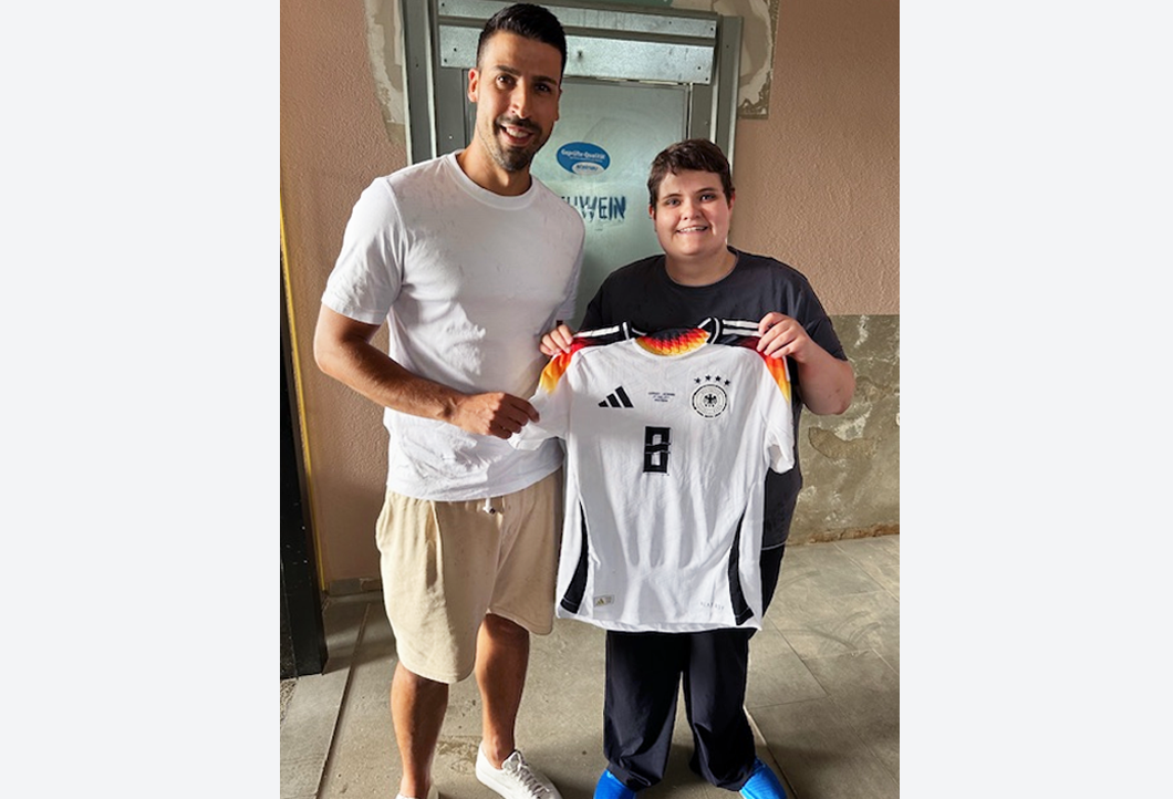 Sami Khedira übergibt Kroos-Trikot an unsere Bieterin! Sami Khedira übergibt Kroos-Trikot an unsere Bieterin!