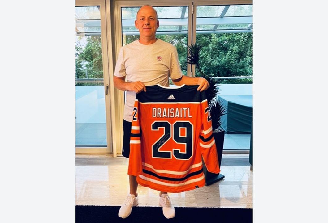 Signiertes Draisaitl-Trikot macht unseren Bieter glücklich Signiertes Draisaitl-Trikot macht unseren Bieter glücklich