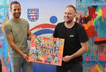 Signiertes Kunstwerk von Olympiastars an unseren Bieter übergeben Signiertes Kunstwerk von Olympiastars an unseren Bieter übergeben