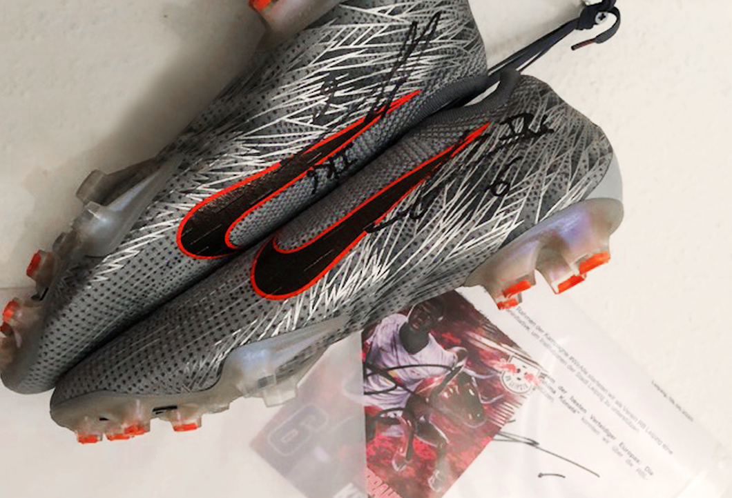 Stolzer Besitzer der Fußballschuhe eines RB Leipzig-Stars Stolzer Besitzer der Fußballschuhe eines RB Leipzig-Stars