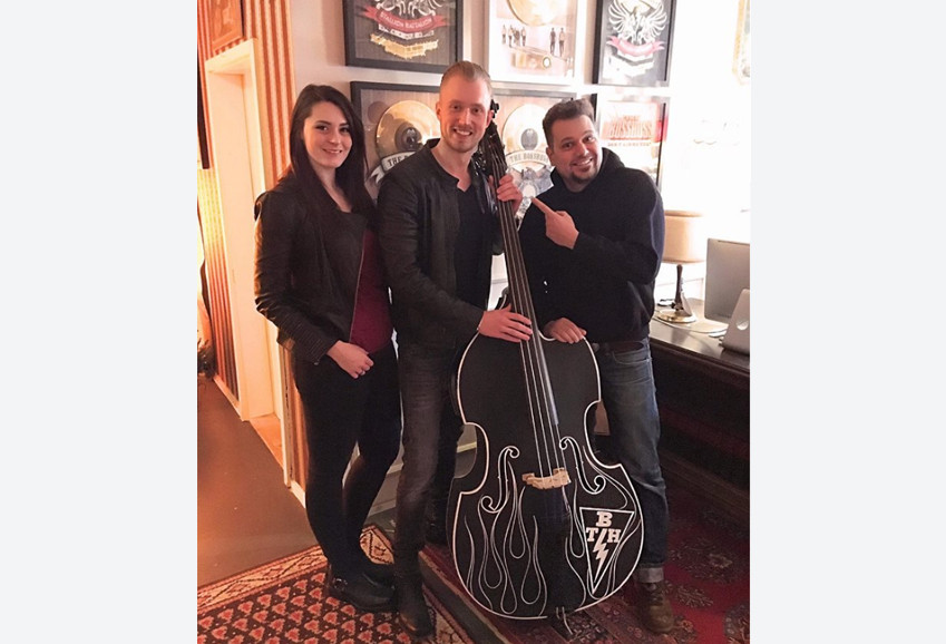 „The BossHoss“- Kontrabass in Empfang genommen „The BossHoss“- Kontrabass in Empfang genommen