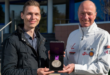 Unser Auktionsgewinner gibt Tony Martin seine Olympia-Medaille zurück! Unser Auktionsgewinner gibt Tony Martin seine Olympia-Medaille zurück!