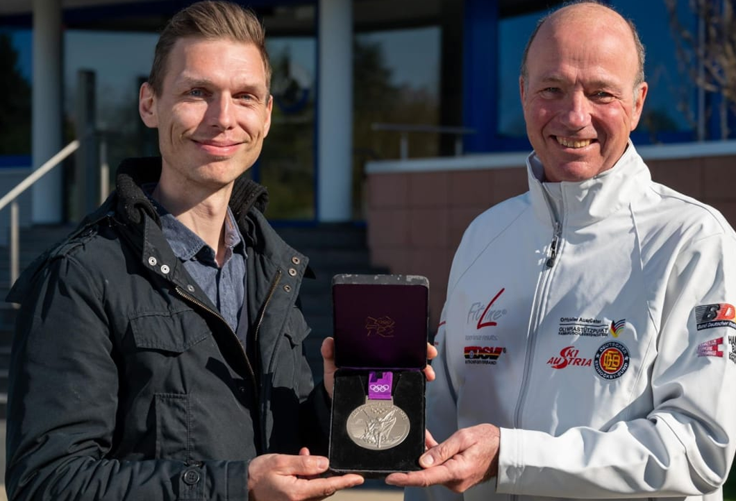 Unser Auktionsgewinner gibt Tony Martin seine Olympia-Medaille zurück! Unser Auktionsgewinner gibt Tony Martin seine Olympia-Medaille zurück!