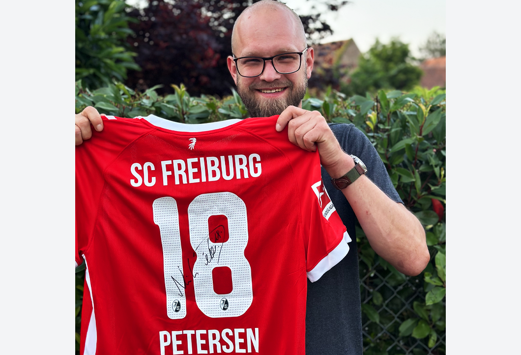 Unser Bieter ergattert das letzte Trikot von Nils Petersen! Unser Bieter ergattert das letzte Trikot von Nils Petersen!