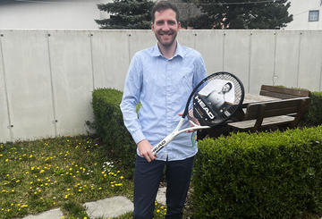 Unser Bieter freut sich über den signierten Tennisschläger von Jannik Sinner Unser Bieter freut sich über den signierten Tennisschläger von Jannik Sinner