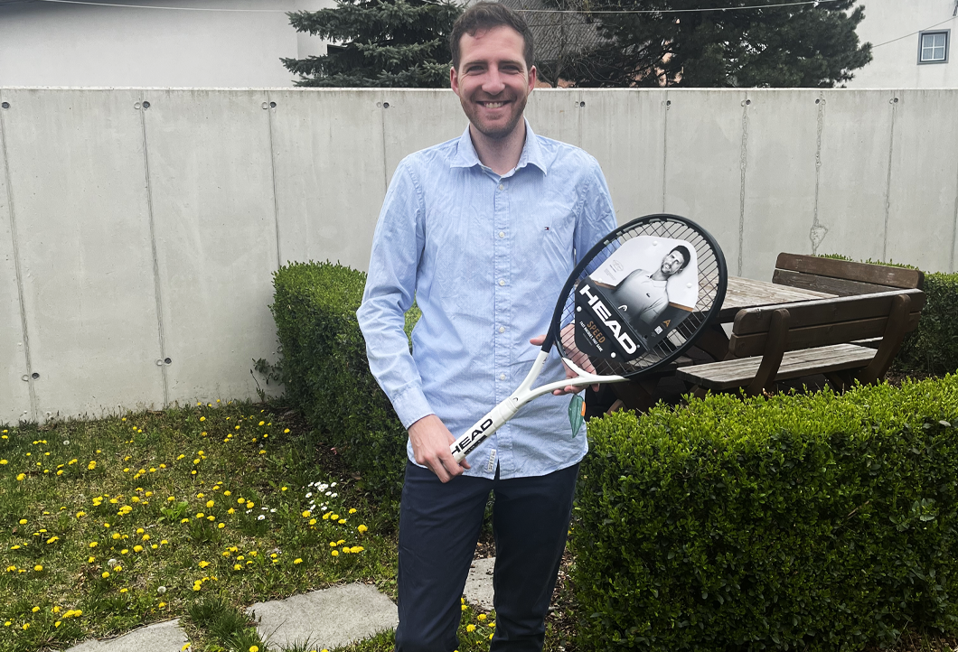 Unser Bieter freut sich über den signierten Tennisschläger von Jannik Sinner Unser Bieter freut sich über den signierten Tennisschläger von Jannik Sinner