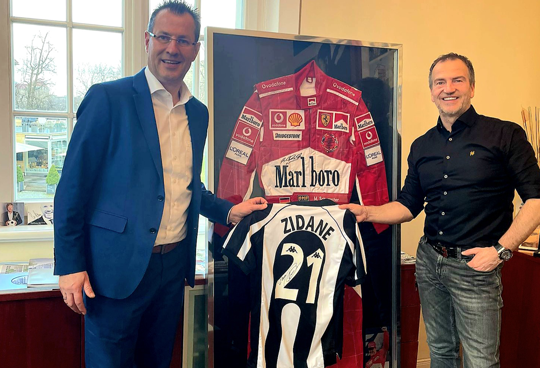 Unser Stammbieter freut sich über den Rennanzug von Michael Schumacher Unser Stammbieter freut sich über den Rennanzug von Michael Schumacher