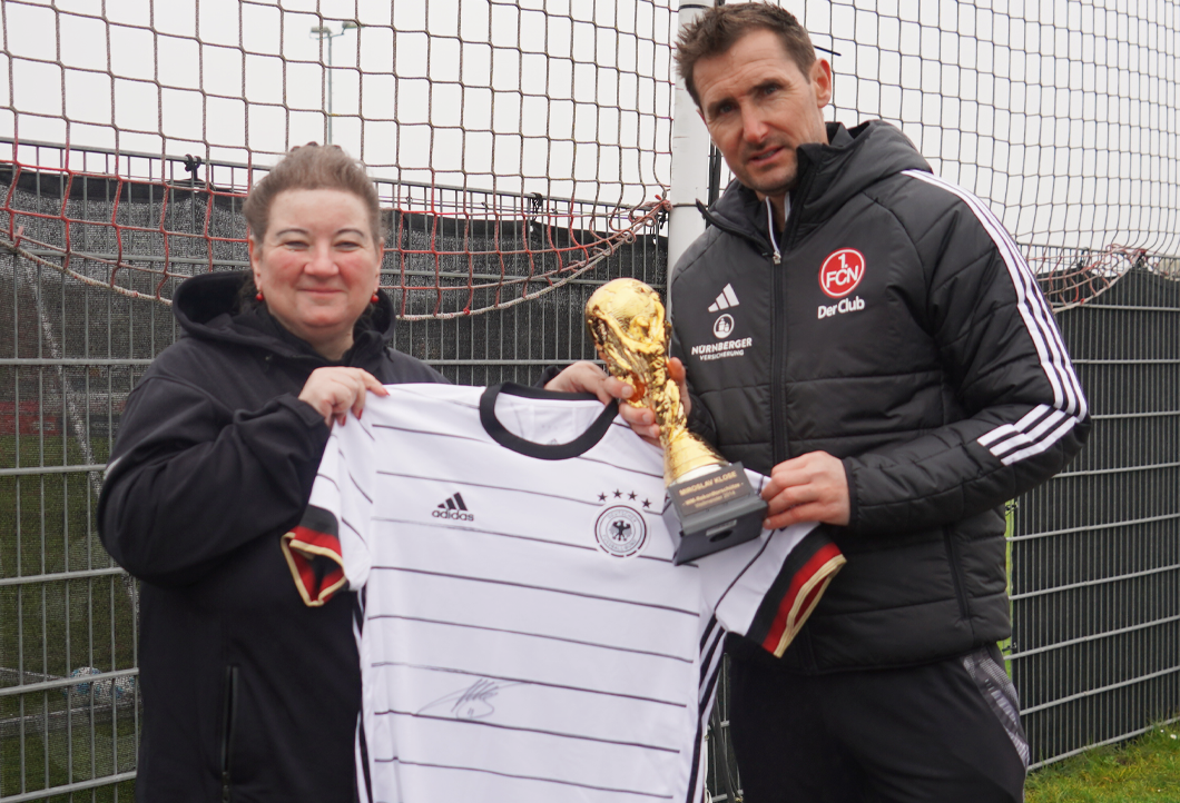Unsere Auktionsgewinnerin trifft Miroslav Klose Unsere Auktionsgewinnerin trifft Miroslav Klose