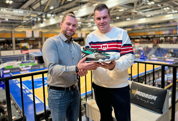 Weltmeister-Basketballschuhe an unseren Bieter übergeben! Weltmeister-Basketballschuhe an unseren Bieter übergeben!