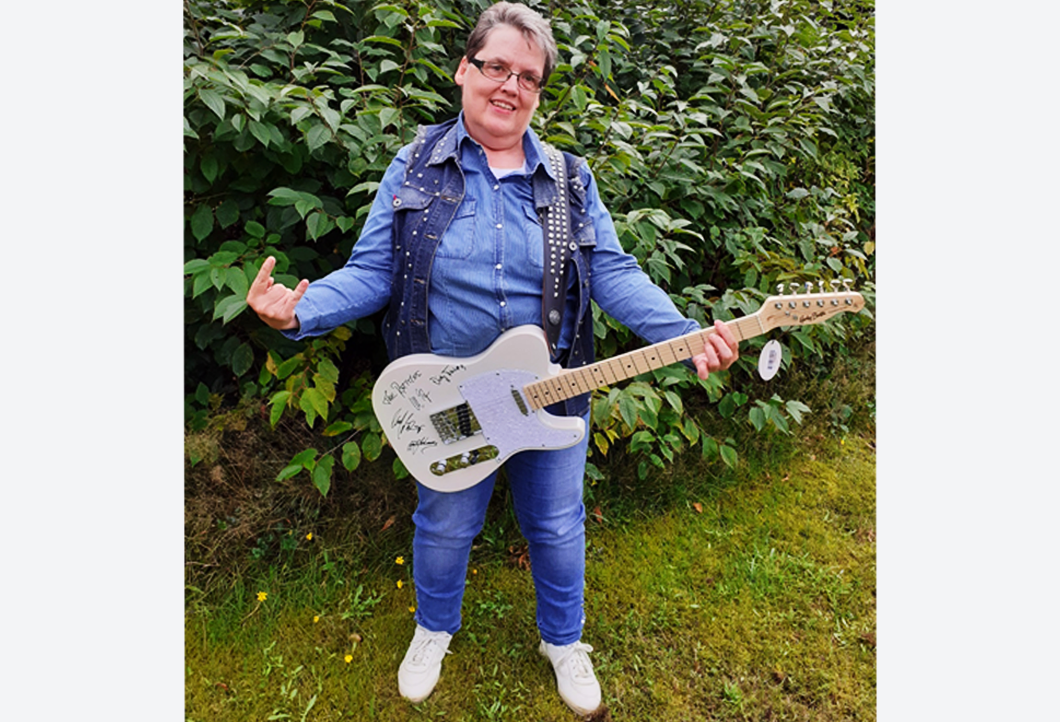 E-Gitarre der Rattles macht einen Fan glücklich E-Gitarre der Rattles macht einen Fan glücklich