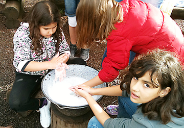The project gives support to children and their parents in difficult situations The project gives support to children and their parents in difficult situations