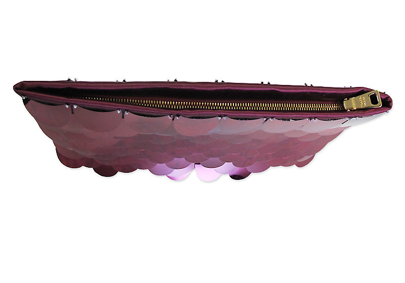 Verschlossen wird die Tasche durch einen vergoldeten Reißverschluss