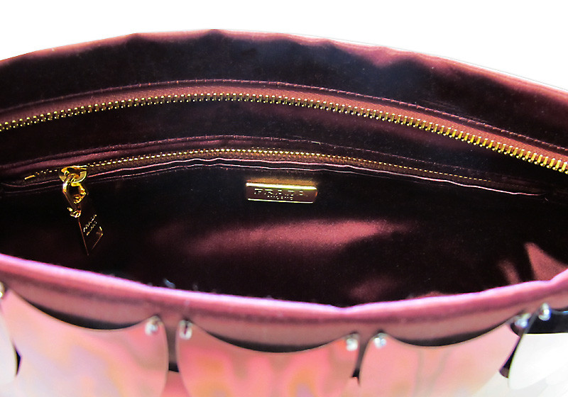 Neben einem großen Staufach hat die Clutch im Inneren ein weiteres Steckfach