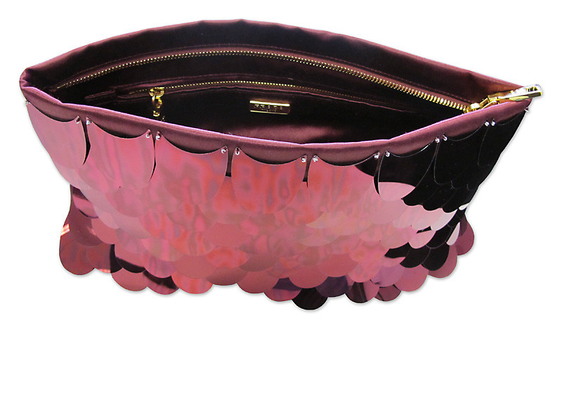 Die henkellose Clutch ist aus Seide gefertigt und mit Pailletten besetzt