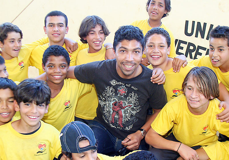 Giovane Elber und die Kids seiner Stiftung