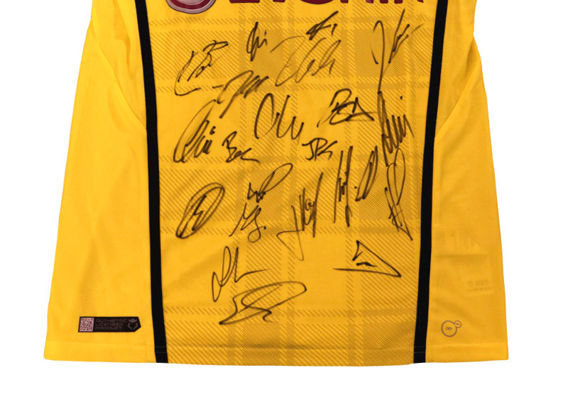 BVB-Trikot mit Autogrammen des Kaders