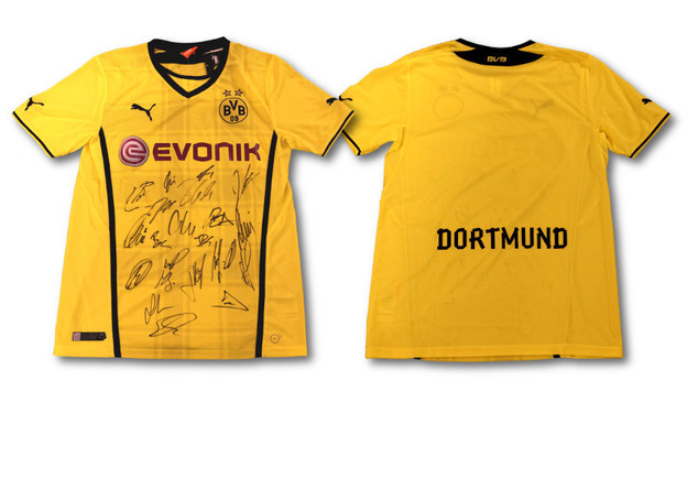 BVB-Trikot mit Autogrammen des Kaders