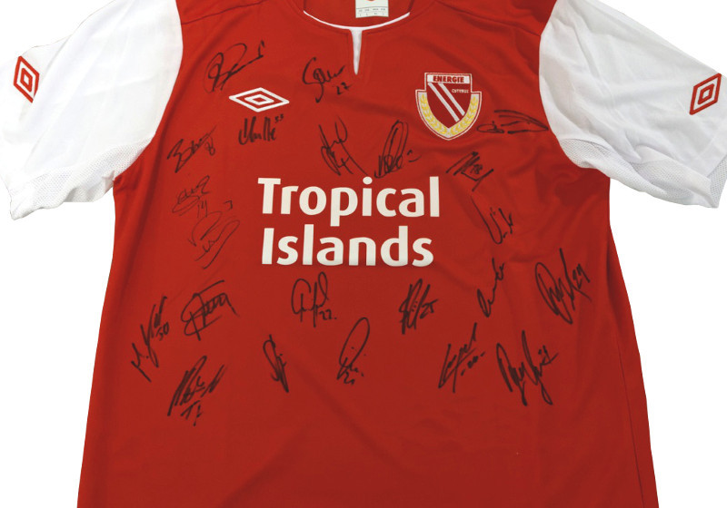 Cottbus-Trikot mit Spielerautogrammen