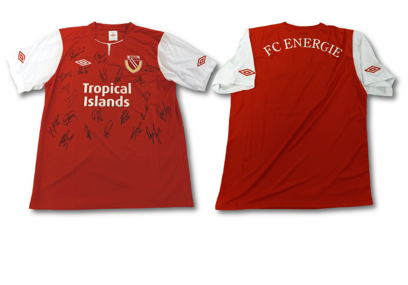 Cottbus-Trikot mit Spielerautogrammen