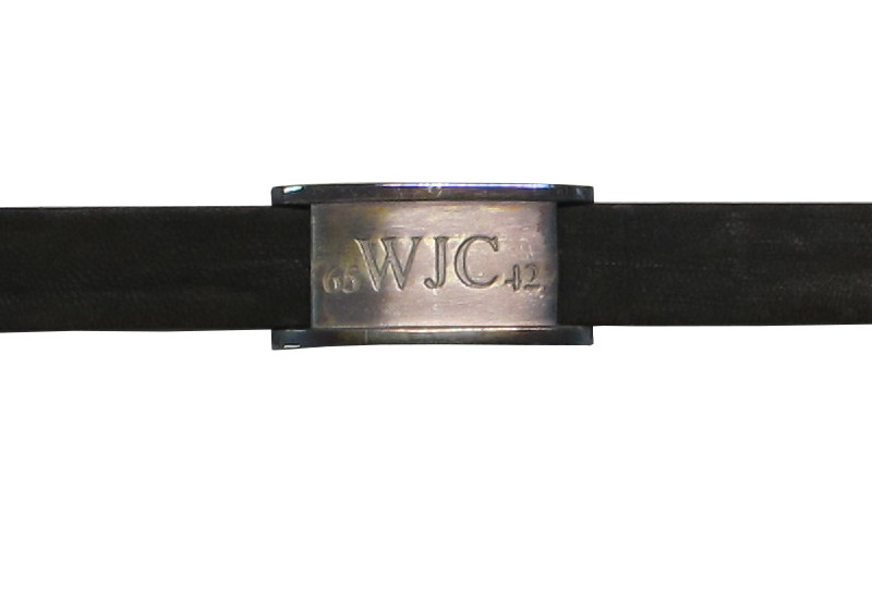 Die Silberplatte zeigt 65 WJC 42