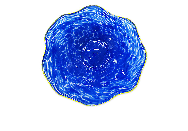 Die Schale besticht durch ihren Rand sowie die gesprenkelte Farbgebung