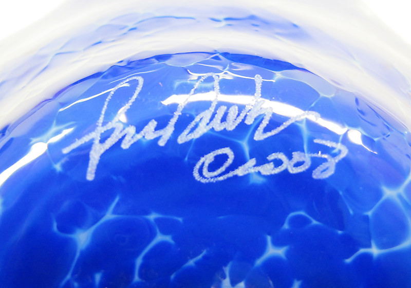 Die Glasschale mit dem Schriftzug der William J. Clinton Foundation