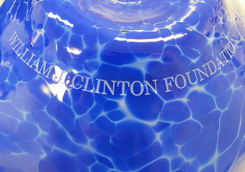 Auf der Unterseite ist der Schriftzug der William J. Clinton Foundation eingeprägt