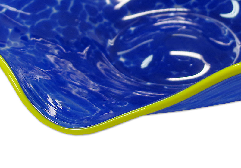 Eine Rarität mit wellenförmigen gelben Rand