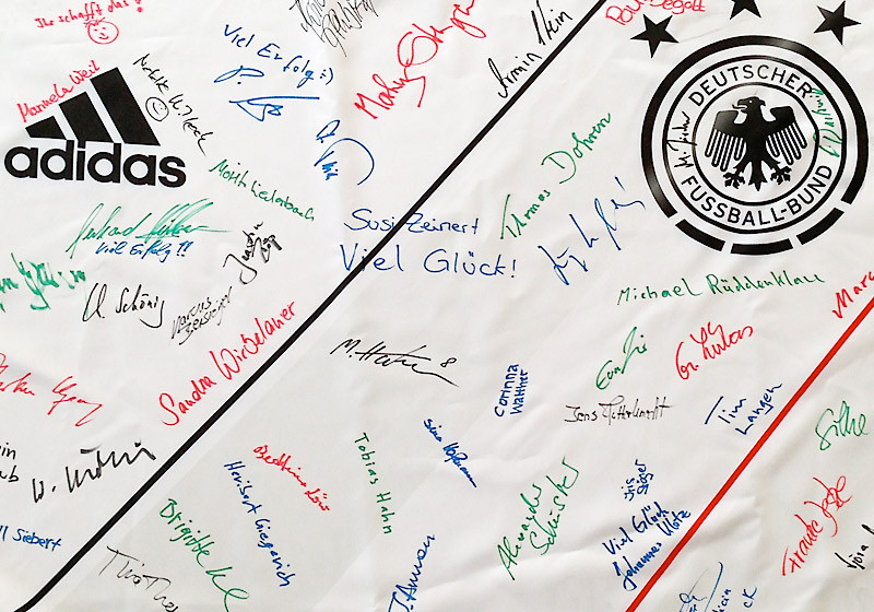 Gigantisches Adidas-Trikot mit Bundesadler