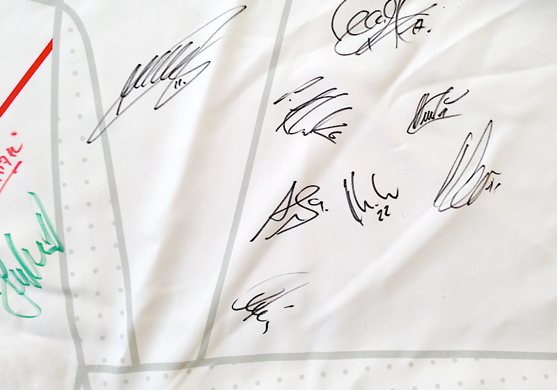 Auf dem Shirt sind Unterschriften der Spieler und Mitarbeiter des DFB