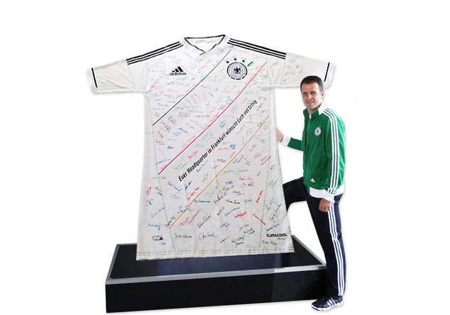 Oliver Bierhoff neben dem überdimensionalen DFB-Trikot