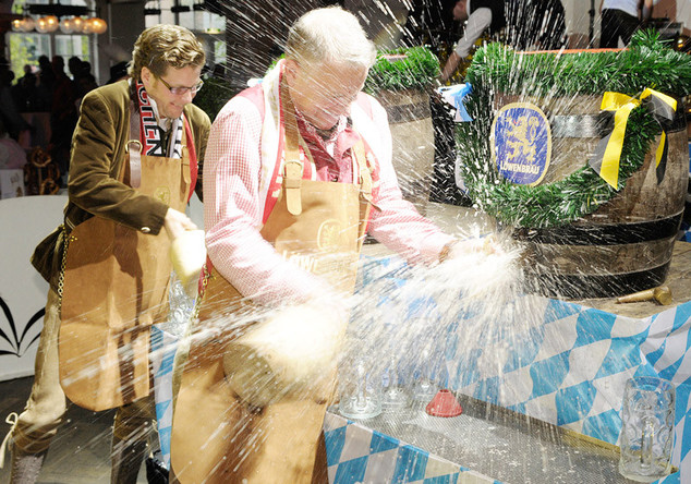 Wiesn-Wirt Christian Schottenhamel und Philipp Greffenius beim Fassanstich