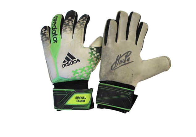 Manuel Neuers getragene Handschuhe