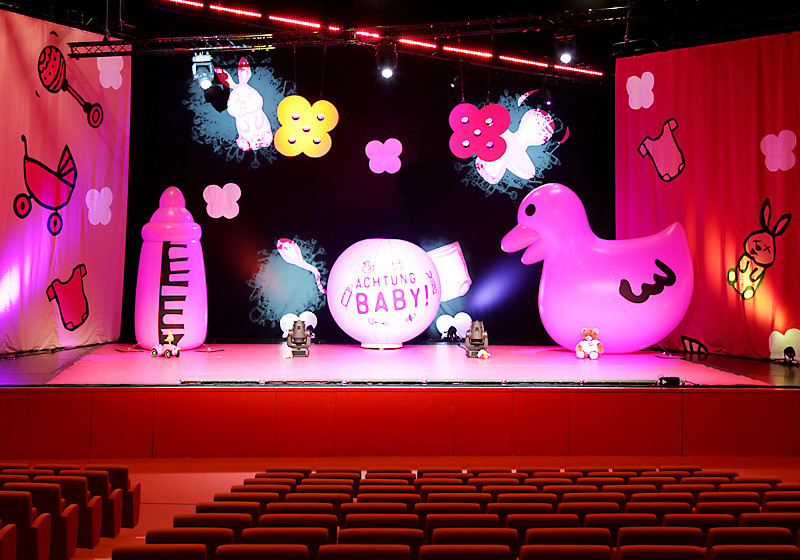 Für die Show verwandelte Mittermeier die Bühne in ein überdimensionales Kinderzimmer