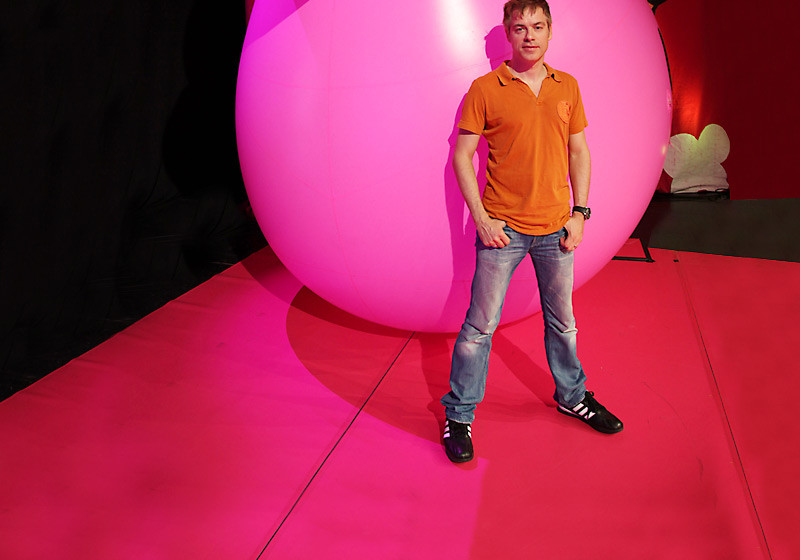 In der Bühnendeko enthalten, ein Ball mit 2 m Durchmesser