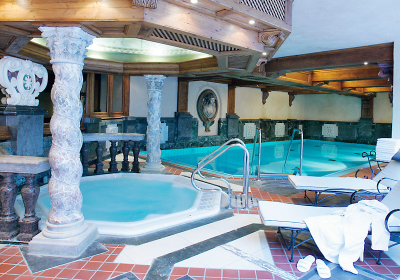 Großzügiger Wellnessbereich mit Innenschwimmbad und Whirlpool