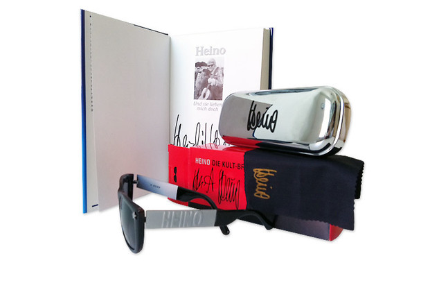 Vom Kult-Sänger: Brille & Biographie von Heino signiert