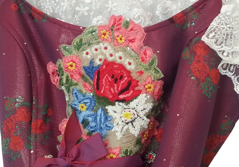 Mit aufwendiger Stickerei