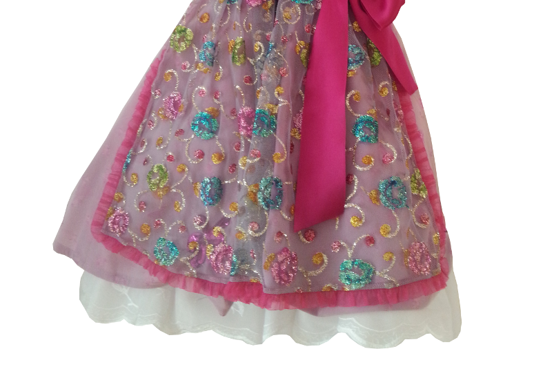 Aufwendige Paillettenstickereien am Rock