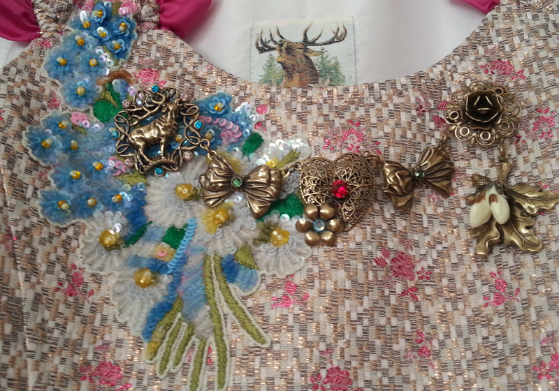 Süße Applikationen machen dieses Dirndl so besonders