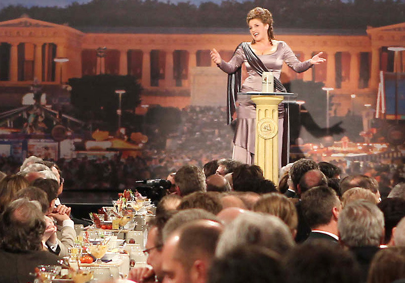 Starkbierprobe mit Festrede und Singspiel, bei der die Politiker mit viel Humor parodiert werden