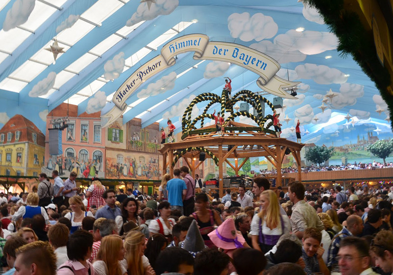  Tisch im Hacker-Festzelt 